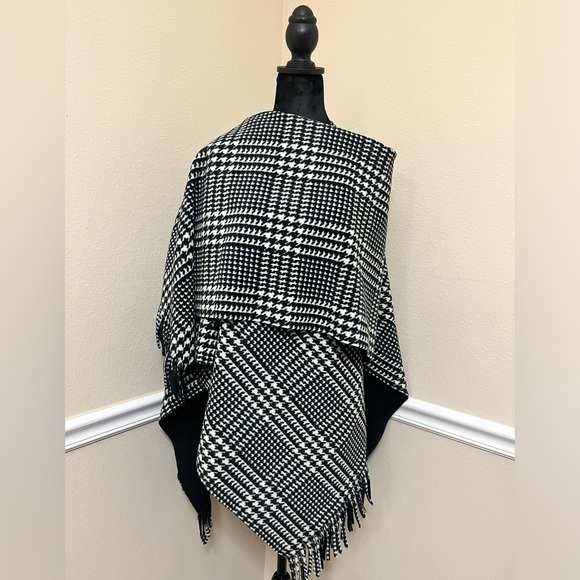 Elegant Black and White Poncho (One Size) no brand but a lot of style! 🖤🤍 - Picture 3 of 5